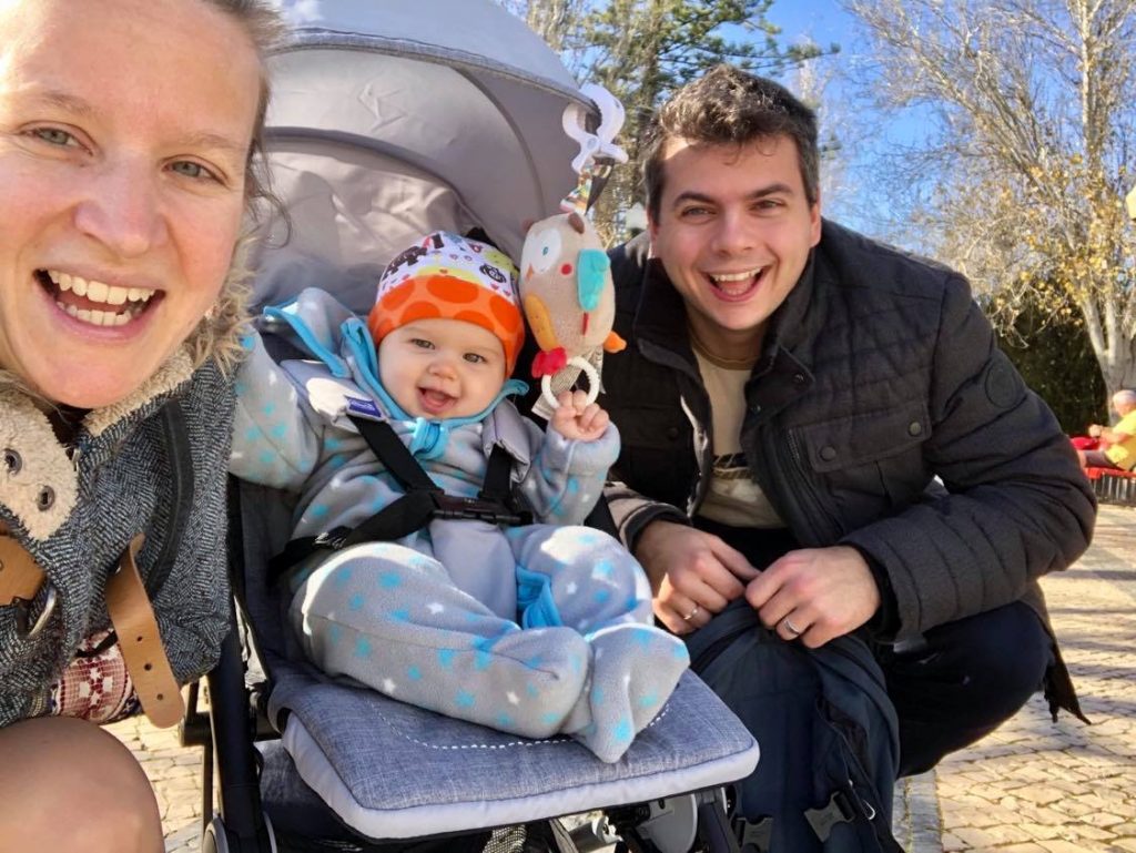 Selfie von Mutter, Vater und einem Baby im Kinderwagen