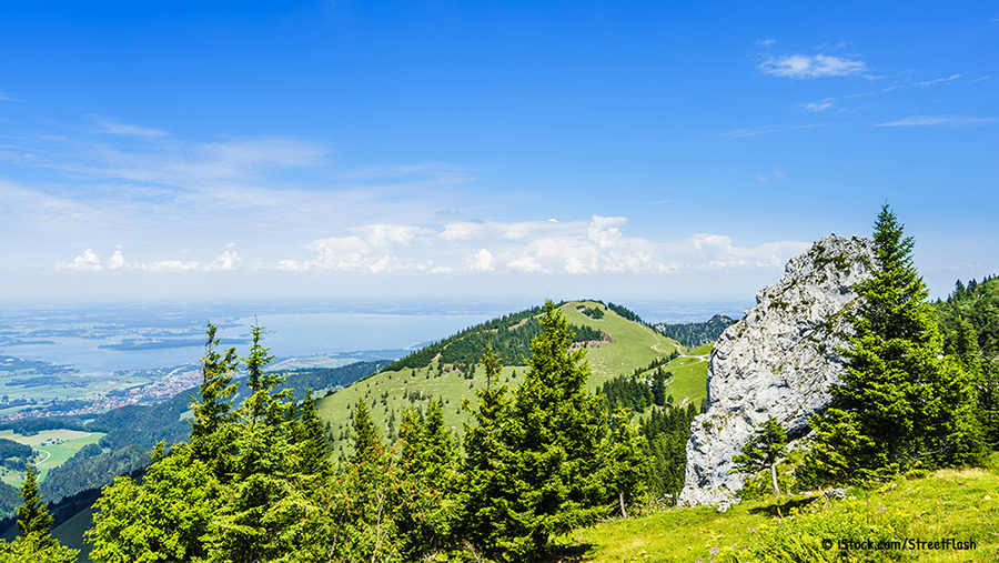 Landschaftspanorama über die Berge im Chiemgau