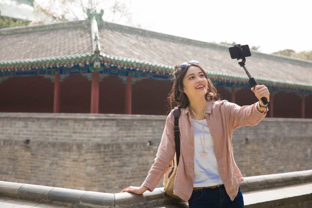 Junge Frau macht im Urlaub ein Selfie von sich